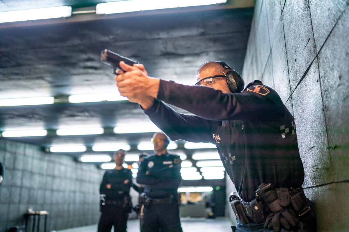 Ballistic containment system in a shooting range